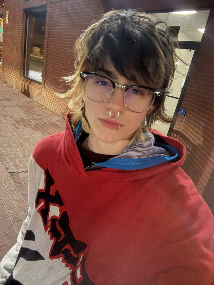 puppyloveaddict's tweet image. hi guys #emoboy #rawr #piercings