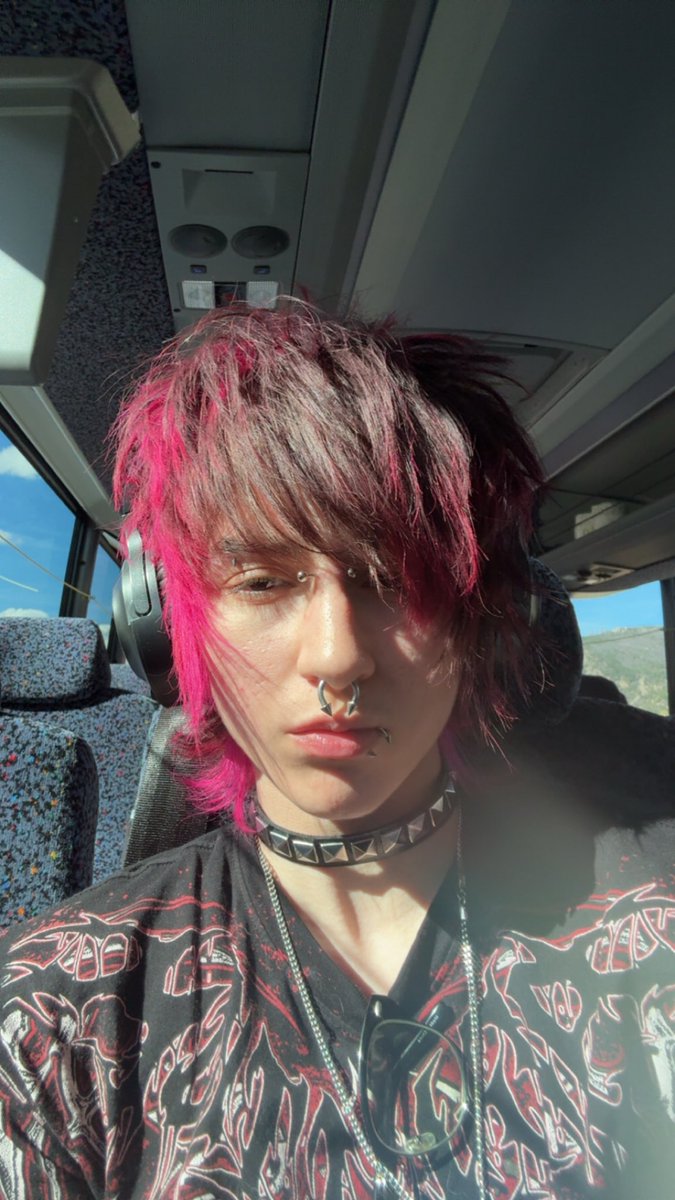 puppyloveaddict's tweet image. hi guys #emoboy #rawr #piercings