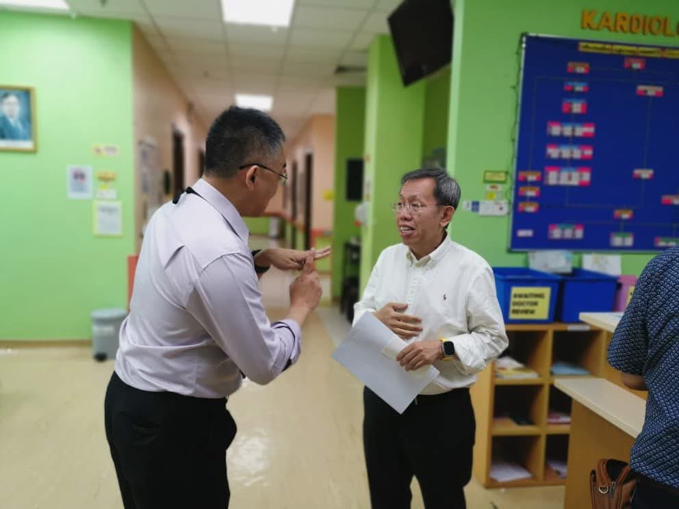 simkuihian's tweet image. 21.4.2026.  #Tuesday with my patients and my medical colleagues @ Sarawak Heart Centre (#PJS)

I am very blessed as 2 of my current jobs involve the word “𝐓𝐑𝐔𝐒𝐓”❗️

🙏🏼Thanks for the trusts by my patients.  
🙏🏼Thanks for the trust by the people of N14 Batu Kawa &amp;amp; Sarawak