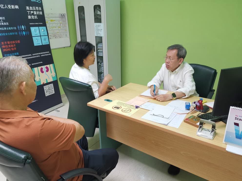 simkuihian's tweet image. 21.4.2026.  #Tuesday with my patients and my medical colleagues @ Sarawak Heart Centre (#PJS)

I am very blessed as 2 of my current jobs involve the word “𝐓𝐑𝐔𝐒𝐓”❗️

🙏🏼Thanks for the trusts by my patients.  
🙏🏼Thanks for the trust by the people of N14 Batu Kawa &amp;amp; Sarawak