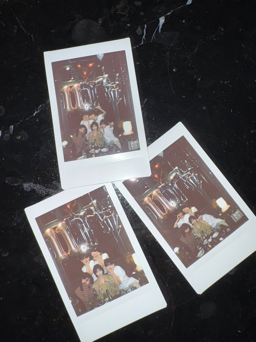 진짜 미치겠다......유시아언니가 프롬 프사 멤버들이란 찍은 단체 사진으로 바꿨다 배사도 11주년 축하 케이크다......미공개 폴라도 공개해주셨다.........아 알겠다고요 영원 하시라고요