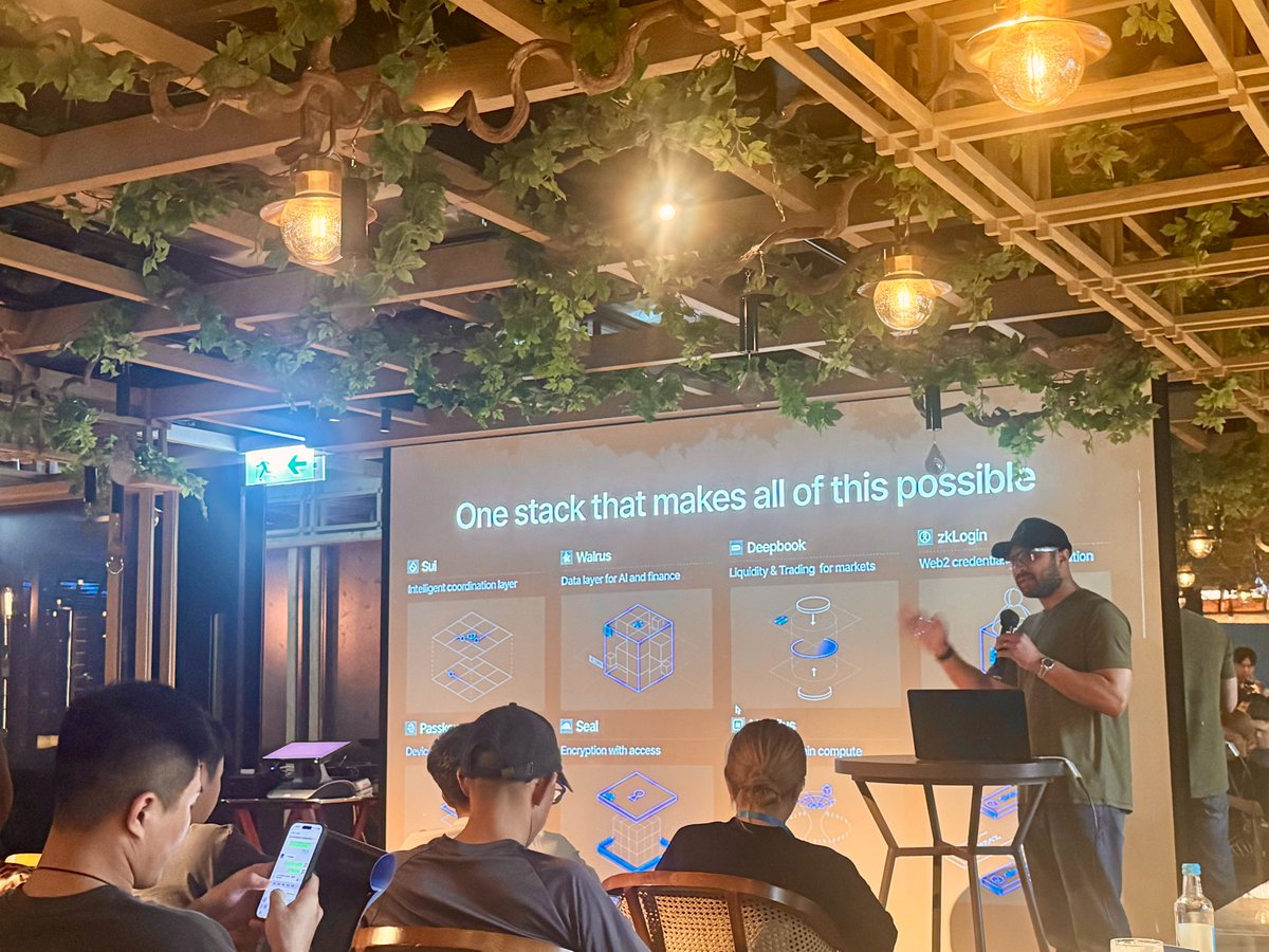 Rocky_Bitcoin's tweet image. #SUI 和 #SOL 是我目前公链投资中，最大的两个仓位！

今天又被充值了一波信仰，#SUI 目前在支付领域，耕耘的特别深入，我很喜欢今天小册子上的标语「SUI让资金像信息般自由流动」。

尤其是 @EmanAbio 演讲提到的「未来钱的样子」，首先是高速的自由流动，这是基于 #SUI