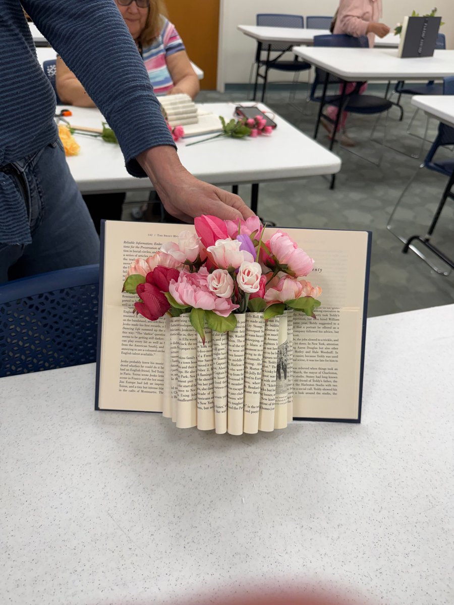 HKDPLibrary's tweet photo. Have you ever wanted to make a book into a vase? Our patrons had so much fun over the weekend doing just that. Don't they look gorgeous?

#artsandcrafts #bookvase #libraryprogramming https://t.co/NYlSmSKmTI