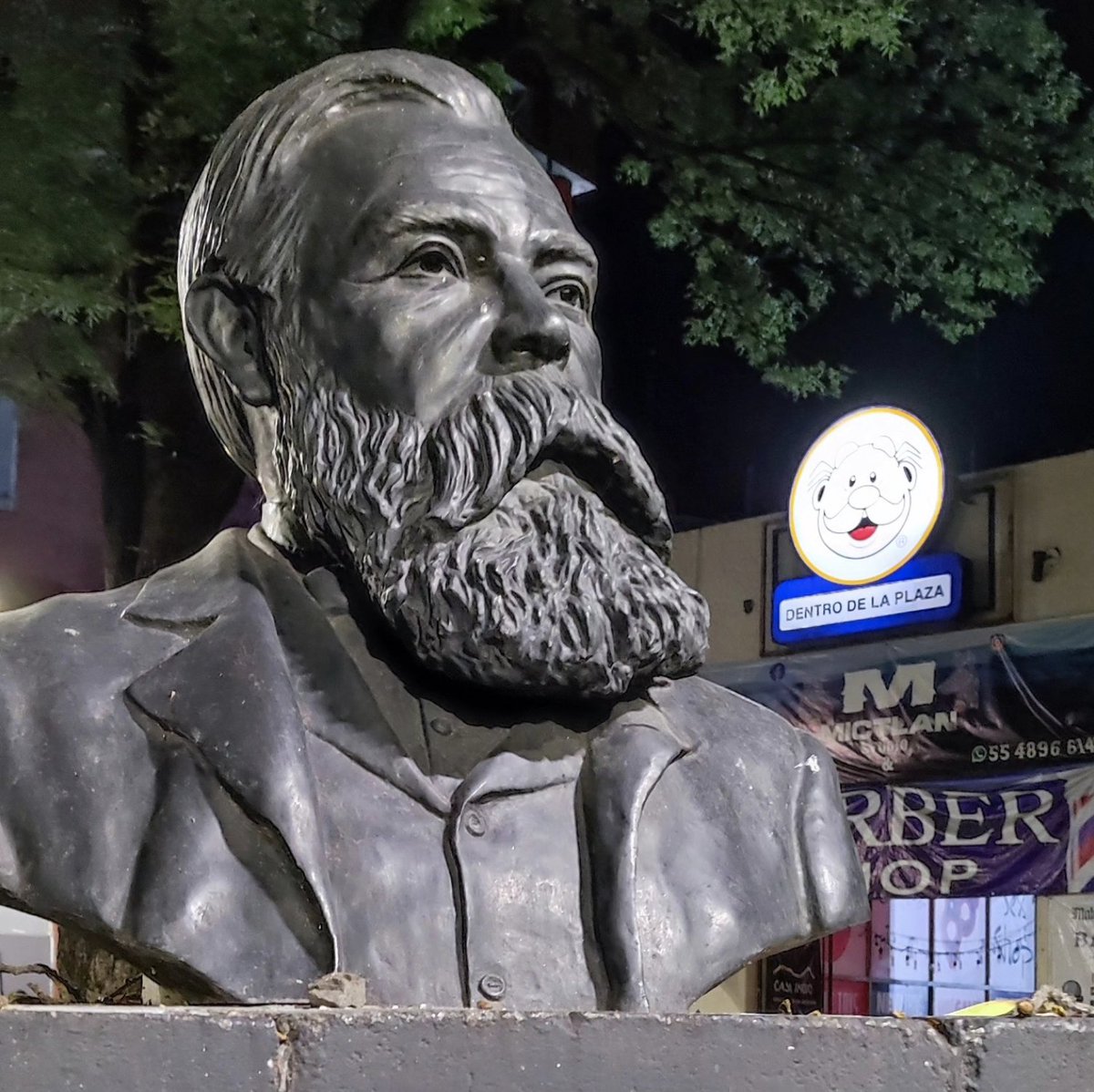 Primero la banca de Fidel y el Che 🇨🇺
Ahora la estatua de Ho Chi Minh 🇻🇳

A como va la cosa, toca ir a encadenar el busto de Engels para que no se lo lleven 😰