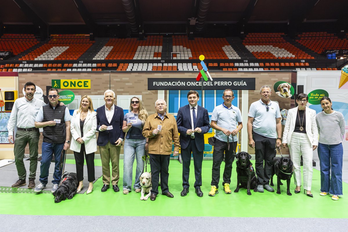 ONCE_oficial's tweet photo. Más de 400 personas han conocido la labor de los perros guía en #Valencia 🦮

🐾Eloy Aranda y Rafael Alameda, acompañados por Mardi y Owen, mostraron cómo es el adiestramiento y repasaron algunos consejos para saber cómo comportarse ante un perro guía

@FundlaCaixa @RoyalCanin_Es #MuchoMásQueUnPerro #FOPG

ℹ️ https://t.co/zX5EOsOOMx