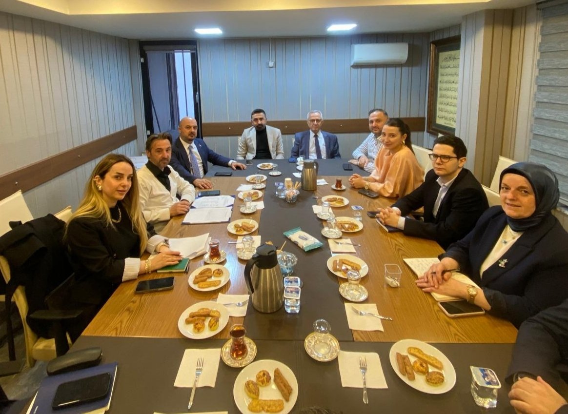 Akbakirkoy's tweet photo. Haftalık olağan yürütme kurulu toplantımızı, İlçe Başkanımız Av. Ahmet Faruk Kuran riyasetinde gerçekleştirdik.

Toplantımızda saha çalışmalarımız, önümüzdeki özel gün ve programlar ile birimlerimizin faaliyetleri kapsamlı şekilde ele alındı.

Teşkilatımızın koordinasyonunu güçlendirerek çalışmalarımıza kararlılıkla devam ediyoruz.

#AKPartiBakırköy