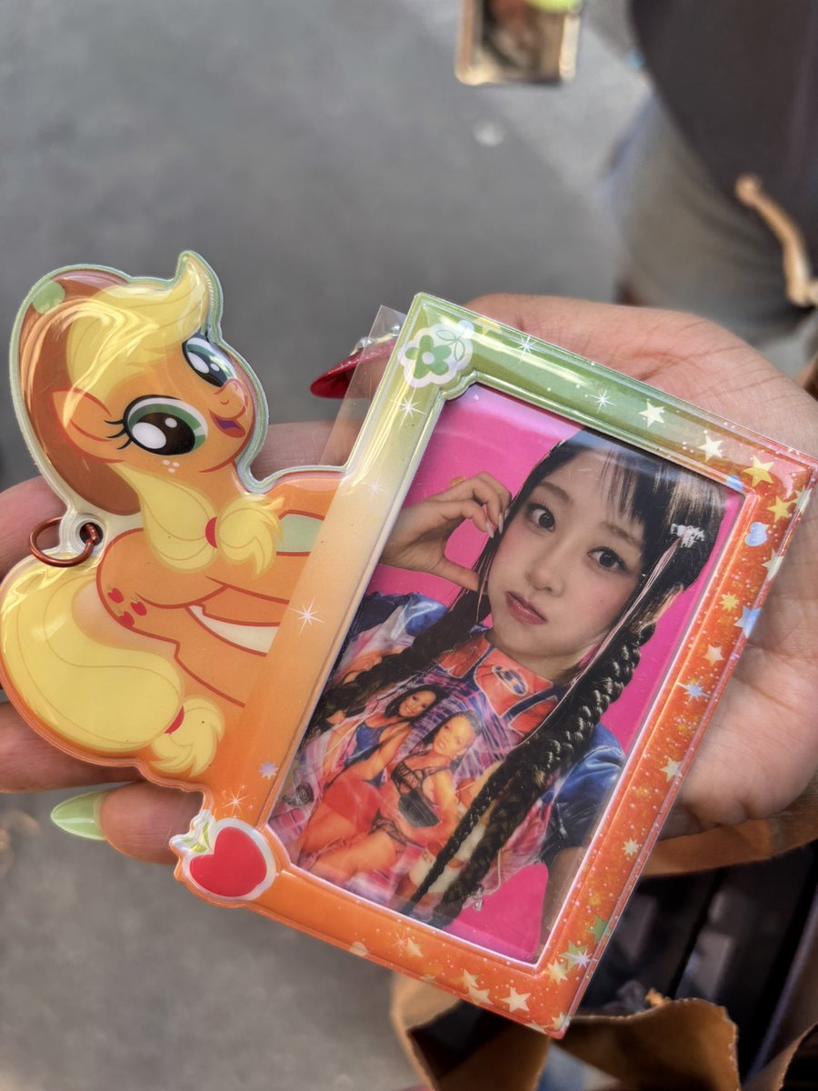 riamurin's tweet photo. #YVES #YVESINPARIS someone who was at the fansign dropped their pc holder on the ground!! Pls dm me if it’s yours!! https://t.co/HesBSlI8XX