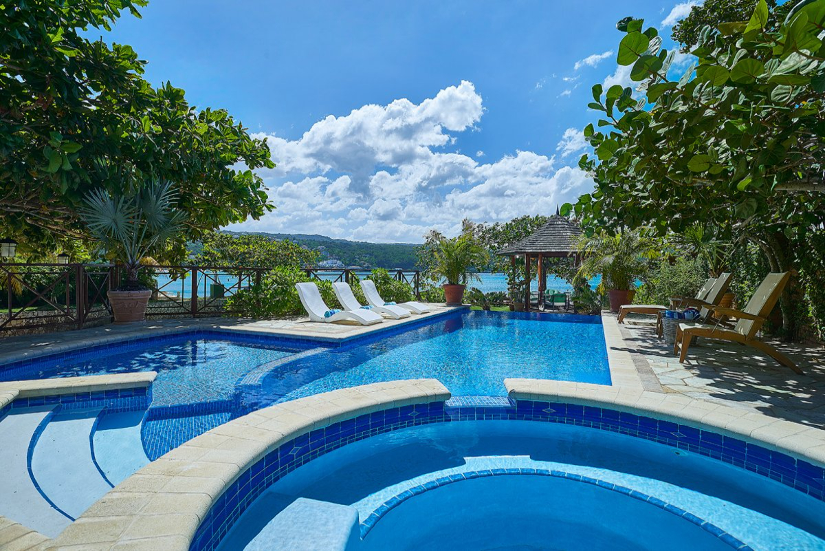ExoticEstates's tweet image. Book this home at ExoticEstates.com and enjoy $1,000 in savings on stays through the end of October.

Whispering Waters on the Beach offers tennis, gym, pool, kayaking &amp;amp; alfresco dining for 14.
exoticestates.com/property/carib…

#Jamaica #Caribbean #BookNow #ExoticEstates