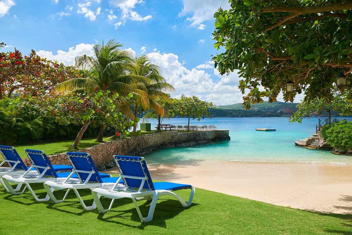 ExoticEstates's tweet image. Book this home at ExoticEstates.com and enjoy $1,000 in savings on stays through the end of October.

Whispering Waters on the Beach offers tennis, gym, pool, kayaking &amp;amp; alfresco dining for 14.
exoticestates.com/property/carib…

#Jamaica #Caribbean #BookNow #ExoticEstates