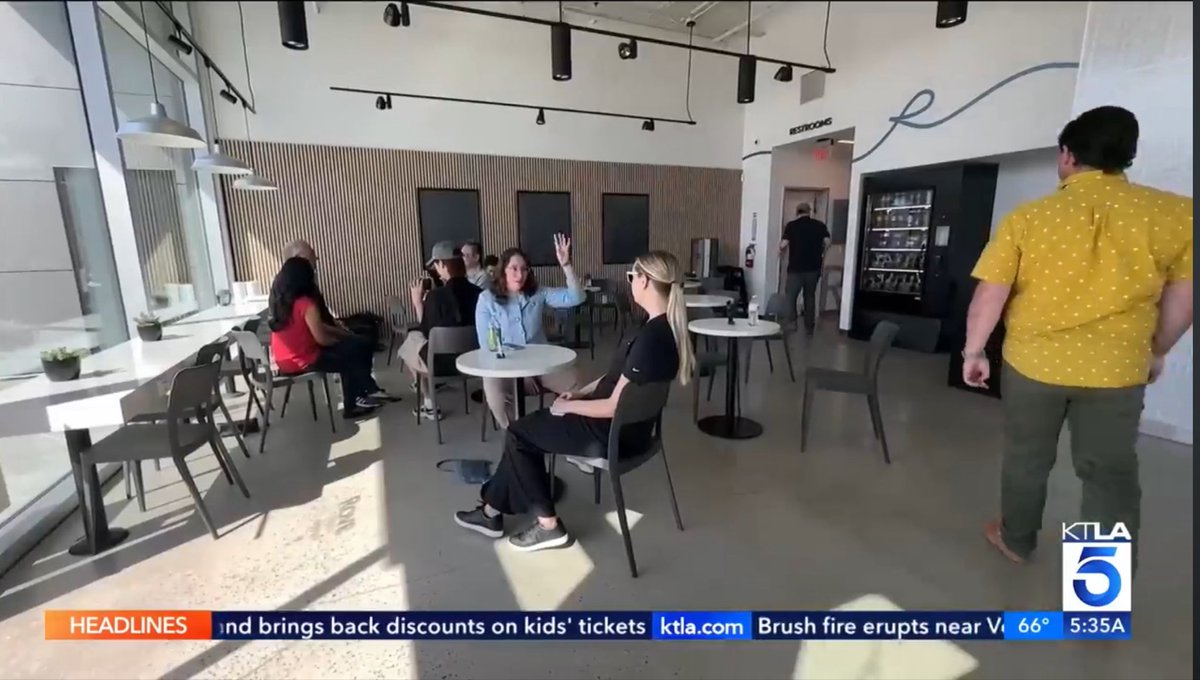 TheTeslaLife's tweet image. A great Rove Charging @RoveCharging station in Santa Ana California offers #Tesla #Supercharging , solar canopy, high end convenience store, WiFi lounge. Car wash and night security youtu.be/2mOBOGZVMQ8?si…