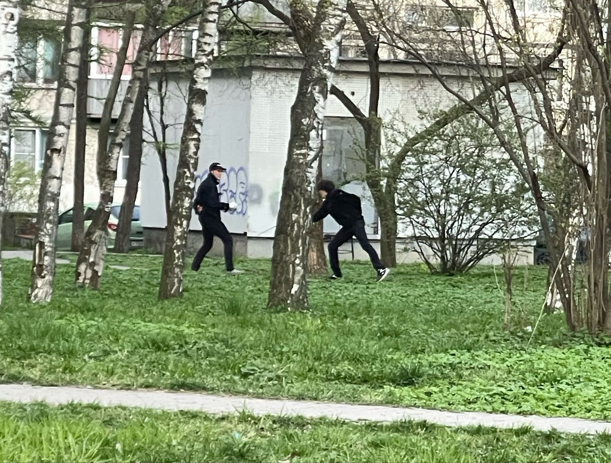 Я просто пошла в кфс а тут в скверике два чувака внезапно фехтуют