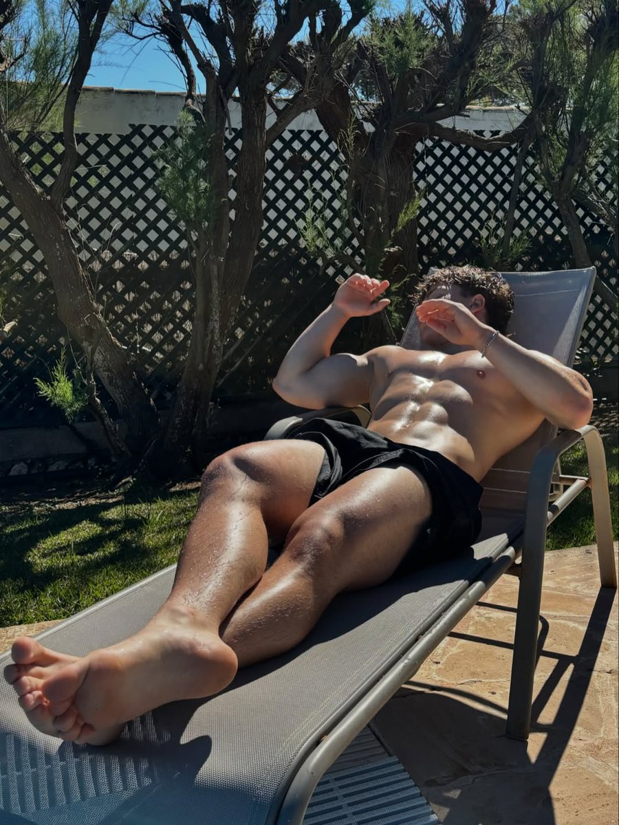 thetopshelfmen's tweet photo. this pose is so inviting it's hard to resist https://t.co/y7J3mT2iLr
