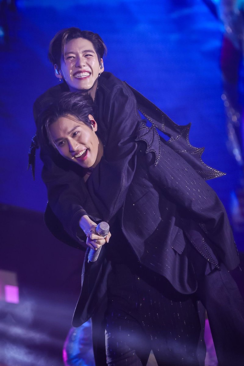 ขอให้แกสองมีรอยยิ้มที่สดใสแบบนี้ไปตลอดนะ อะไรที่ทำแล้วมีความสุขขอให้ได้ทำและทำมันออกมาดีตามที่แกตั้งใจเลยนะ ไม่รู้ตลอดไปมีจริงมั้ยแต่จะอยู่ซัพพอตให้นานที่สุดเท่าที่ทำได้ ไม่ต้องกดดันกลัวว่าจะทำให้ผิดหวังหรืออะไรทุกอย่างที่แกสองคนเลือกที่จะทำเลือกที่จะเป็น นี่ซัพพอตทุกทางจริงๆ❤️💙