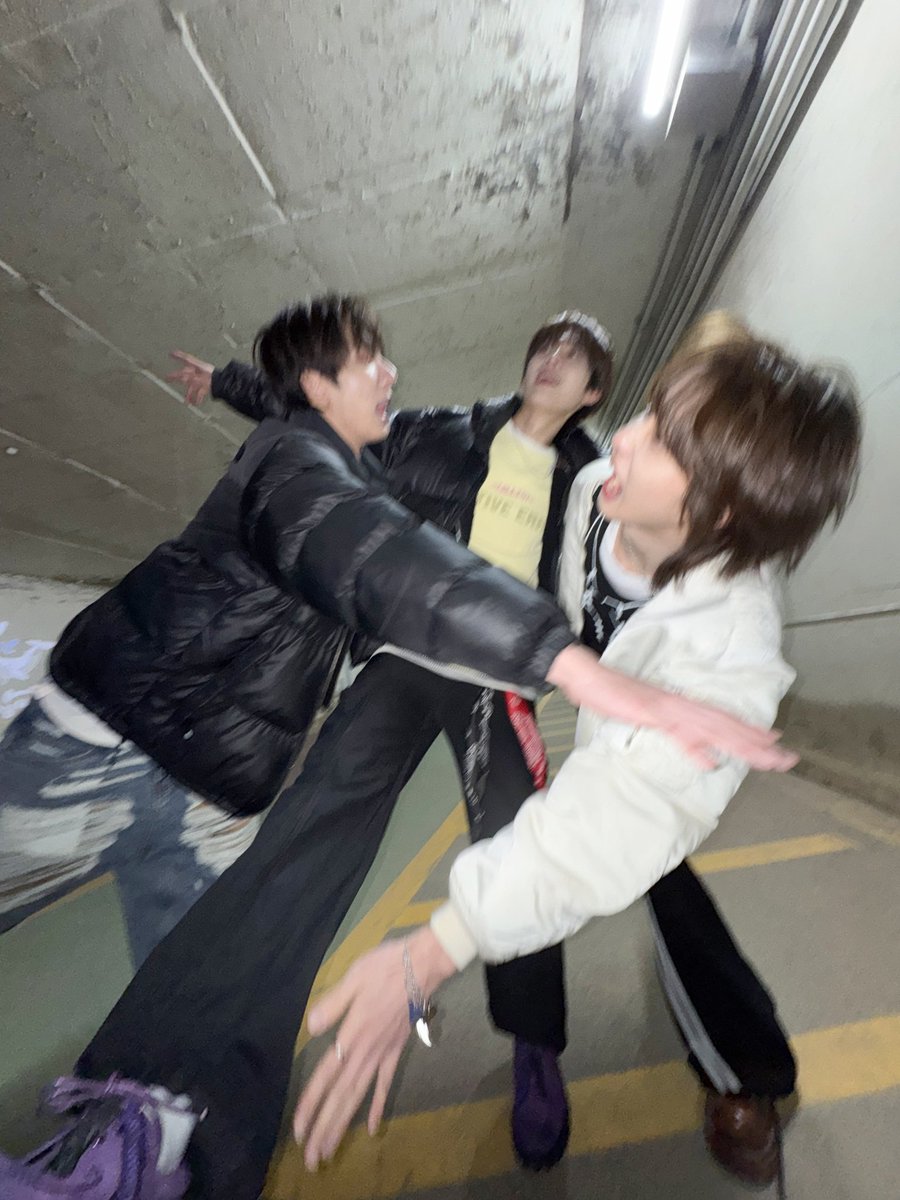 qkeiten's tweet photo. Dengan bergabungnya aku bersama Dane dan Youngjun hyung, apakah aku bisa menjadi anggota baru dari hyung line? https://t.co/lBtl4hnnEJ