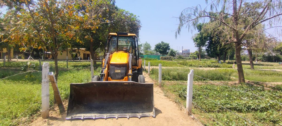 razvi_osama's tweet image. #इटावा

#इटावा में खनन माफियाओं के हौंसले बुलंद

पुलिस और वन विभाग की टीम पर किया हमला

डंपर-जेसीबी चढ़ाने की कोशिश, 2 गिरफ्तार

वन भूमि पर अवैध खनन की मिली थी सूचना 

#JCB से कुचलने की कोशिश, बाल-बाल बचे अधिकारी

पुलिस-वन विभाग की घेराबंदी में 2 आरोपी दबोचे

4 नामजद समेत 9 के