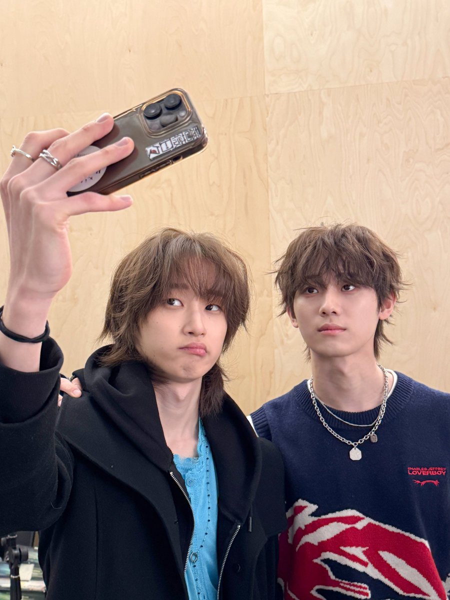 qkeiten's tweet photo. Kalian ingat kan ketika aku memutuskan untuk mengganti warna rambutku? Sekarang, jika aku bersebelahan dengan Youngjun hyung, maka hrtz.wav akan memiliki dua anggota kembar! Lihat saja bagaimana miripnya warna rambutku dan rambut Youngjun hyung. https://t.co/qyUg7jDjwv