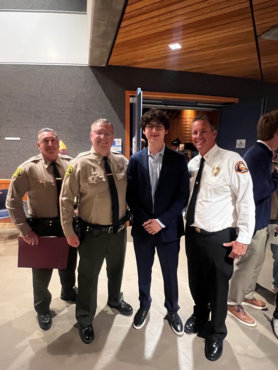 CVLASD's tweet image. Captain Vienna and Lt. Carr were honored to join the La Cañada Flintridge Coordinating Council in recognizing the recipients of the prestigious Les Tupper Award for outstanding community service.

Thank you for your dedication to our community.

#CVStation #LASD