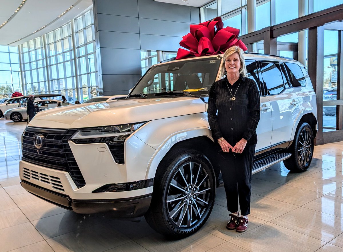 deweylexus's tweet photo. Happy Tuesday!
Jane's a Lexus Girl for awhile &amp; this is at least her 3rd. She returns because Lexus keeps improving the cars &amp; we keep service enjoyable! Over 87% of our guests return for their next vehicle. Don't believe me? https://t.co/nWaiKOXI1J