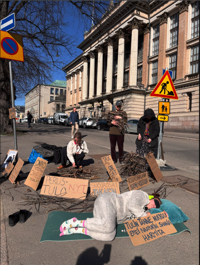 KorhonenMla's tweet photo. @JouniKorhonen2 Ajan kuva #säätytalo #risut #aamuunet #hallitus #kokoomus #ideologia #työttömyys #köyhyys https://t.co/vcfbvtrQkW