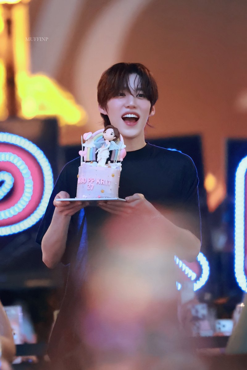 เพราะความสุขของเราคือการได้เห็นเด็กคนนี้เติบโตไปพร้อมกับรอยยิ้มสดใสแบบนี้ก็เลยชอบอวยพรให้หนูรายล้อมด้วยความรักและมีความสุขแบบนี้อยู่เสมอเลย ก็น้องพีพีเหมาะกับรอยยิ้มมากที่สุดเลยนี่หน่า ดีใจที่อยู่ตรงนี้คอยมองรอยยิ้มหนูแบบนี้อีกปีนะคับ หัวใจดวงจิ๋วของเรา🤲🏻🤍🎂🥹

#ppkritt