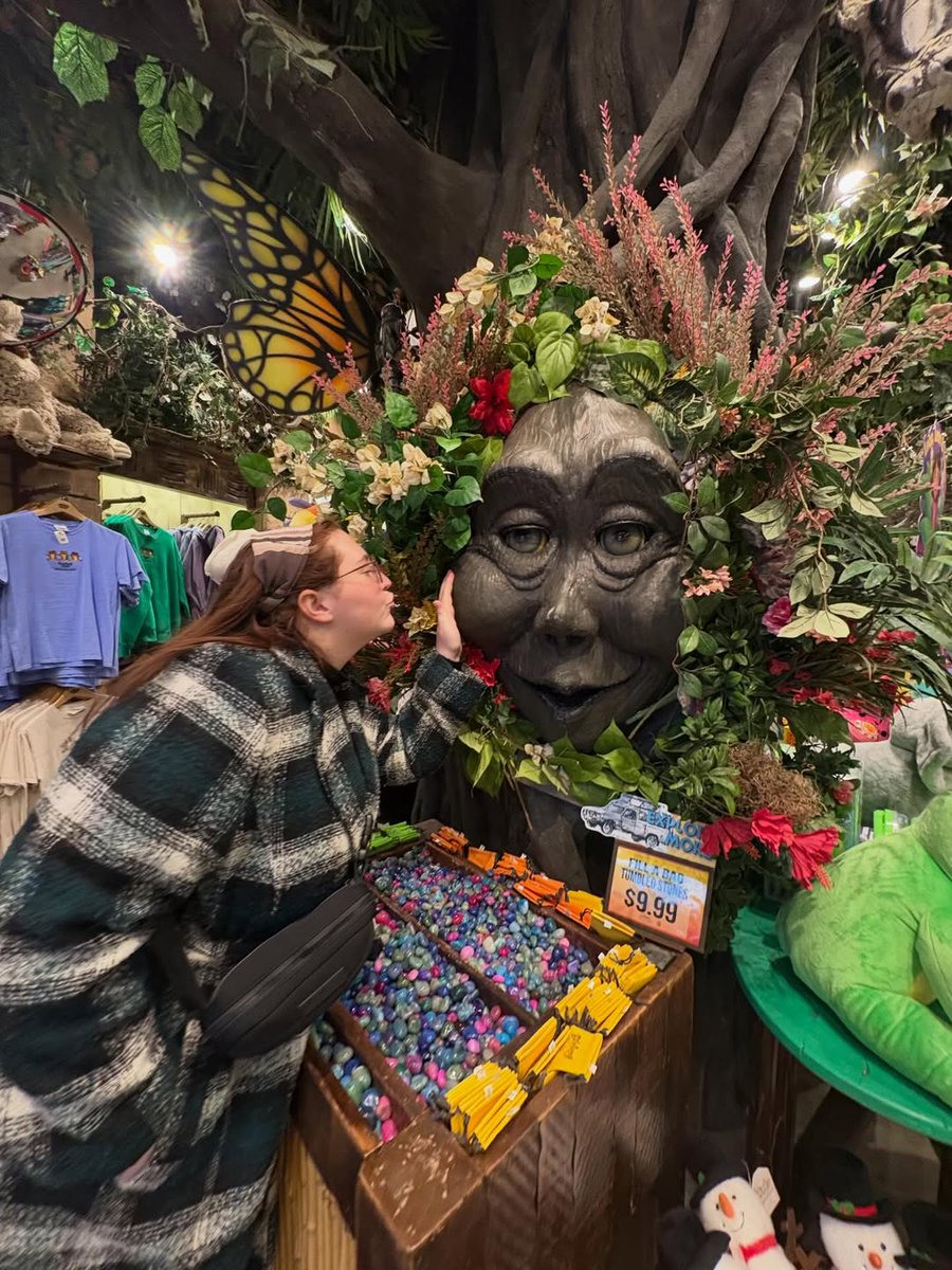 Rainforest Cafe tweet media