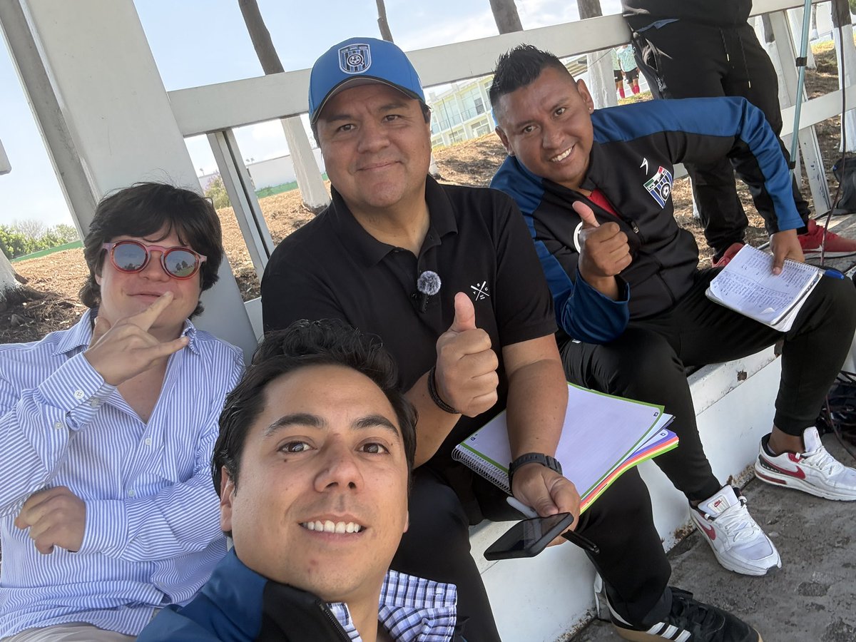 Emmanuel_Mo's tweet photo. Con el buen Diego Arana @DiegoSchlett, disfrutando la narración del Sensei y Maestro @SERGIOBAILLERES y @GerBriones de Gallos Sub 21 🐔🔵⚫️ https://t.co/mXqbBo9uPZ