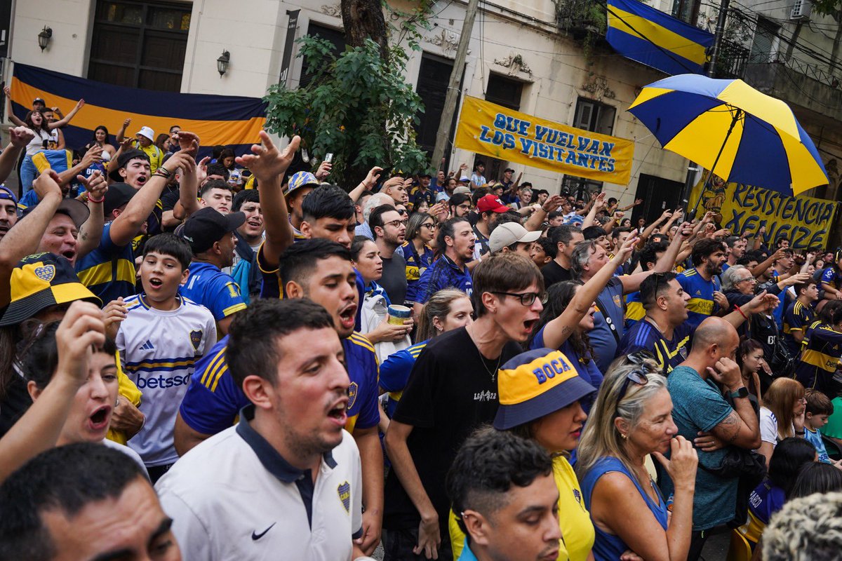 BocaEsPueblo's tweet photo. YA TODOS SABEN QUE LA BOCA ESTÁ DE JODA

Vivimos uno de los fines de semanas mas perfectos de toda la gloriosa historia del CABJ.
El viernes fiesta a 3 cuadras del gallinero, eliminando a un brasilero para llegar a la final de América en basquet.
Antes de jugar la final el sábado, tuvimos tiempo de atender en nuestra casa a nuestros hijos y les ganamos en futsal. Luego de eso otro micro a Nuñez para salir campeón de América. Otra noche de fiesta, casi en la puerta del gallinero.
Ayer domingo los fuimos a atender a domicilio, mientras en La Boca proyectamos el partido para todo el barrio y todos los hinchas que vinieron, en una tarde que no nos vamos a olvidar.
A la noche, la yapa: el voley campeón de visitante en La Plata.

A lo largo de todos estos días, Boca Es Pueblo estuvo a la altura. Presente en todos lados. Llevando dos dias seguidos hinchas en micro a Nuñez, haciendo la fiesta en la puerta de Obras, iluminando el cielo a cuetazos y cantandoles en su barrio lo amargo que son. El domingo nuevamente hicimos un laburazo, recibimos a todo el mundo, hicimos la fiesta y nos cojimo a la gallina. Se puede decir muchas cosas de esta organización, pero no existe otra que se rompa el culo por Boca así, y todo a pulmón poniendo plata de nuestros bolsillos. Aca nadie gana un peso, al contrario. Pero por Boca damos la vida.

Muchas gracias a todos los compañeros y gente cercana que nos ayudo a estar en todo, a los hinchas que pusieron su garganta, a los jugadores y jugadoras que nos regalaron este fin de semana, y gracias a BOCA por existir. 

Y RIBER LLORA

Fotos: IG santigarciadiaz