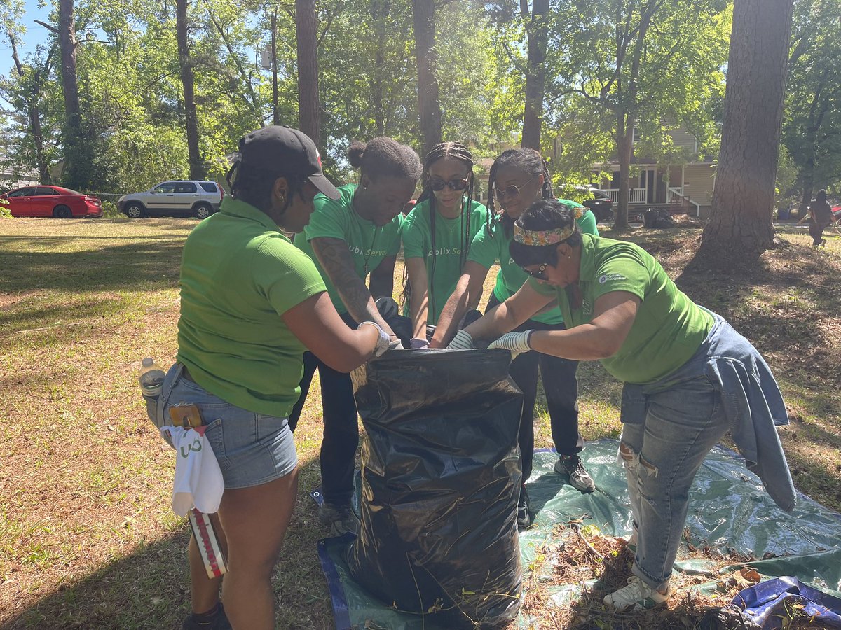 leewilliams93's tweet photo. 70+ Publix employees from across the Midlands join Publix Super Markets CEO Kevin Murphy to help restore and revitalize Lincoln Park on Ridgewood Avenue in Columbia. The effort is part of the company’s Publix Serves community program. @abc_columbia @Publix https://t.co/LpmEd8TzYC