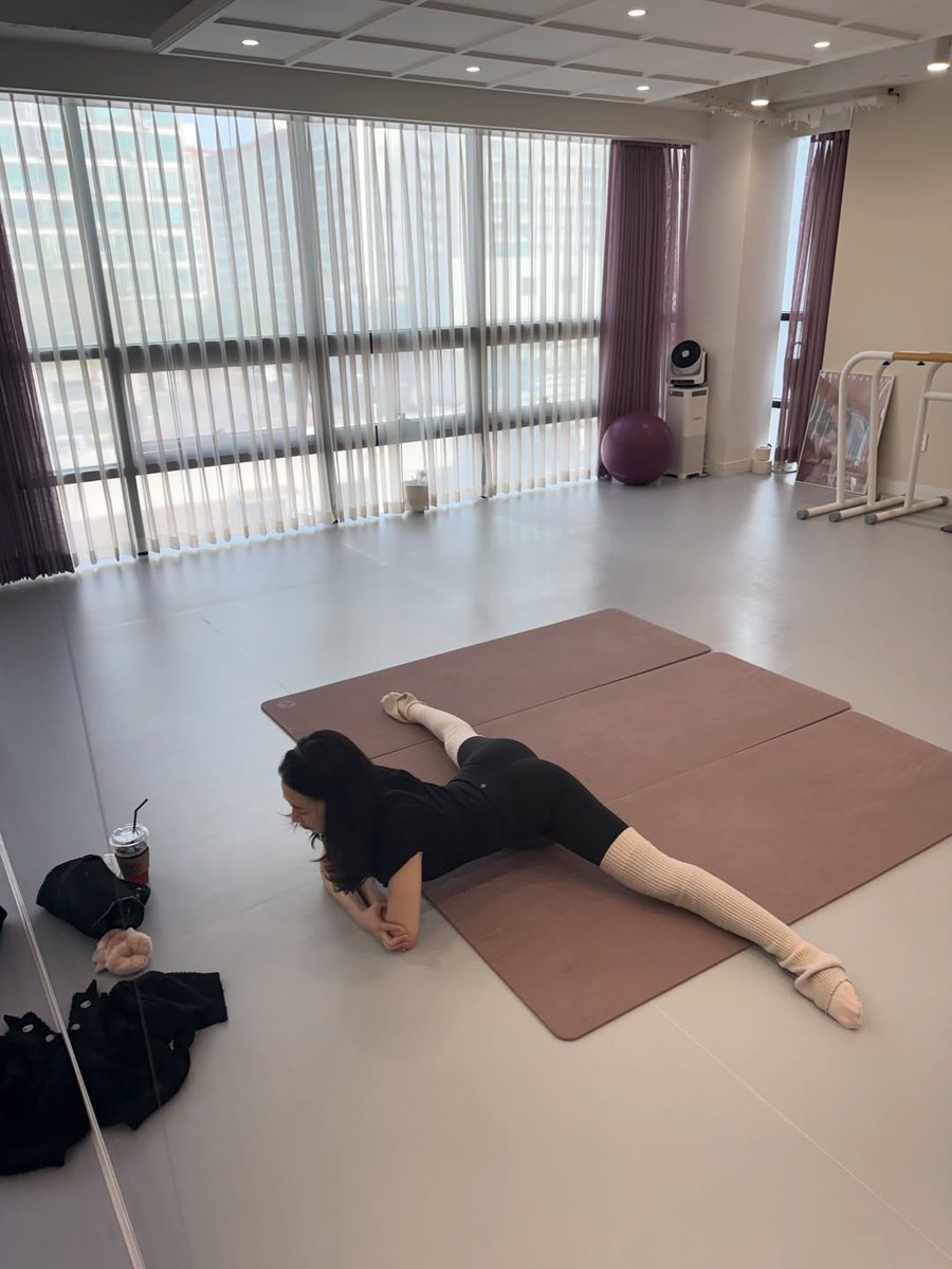 gyiuyoung's tweet photo. My crucial 'reset' during filming. Despite of how hectic the schedule becomes, it's essential to carve out time for my hobby here. Engaging in a deeper stretch, a few challenging poses, and donning these beloved cozy knit leg warmers. This is my small triumph for the day. https://t.co/ytOHkwXseR