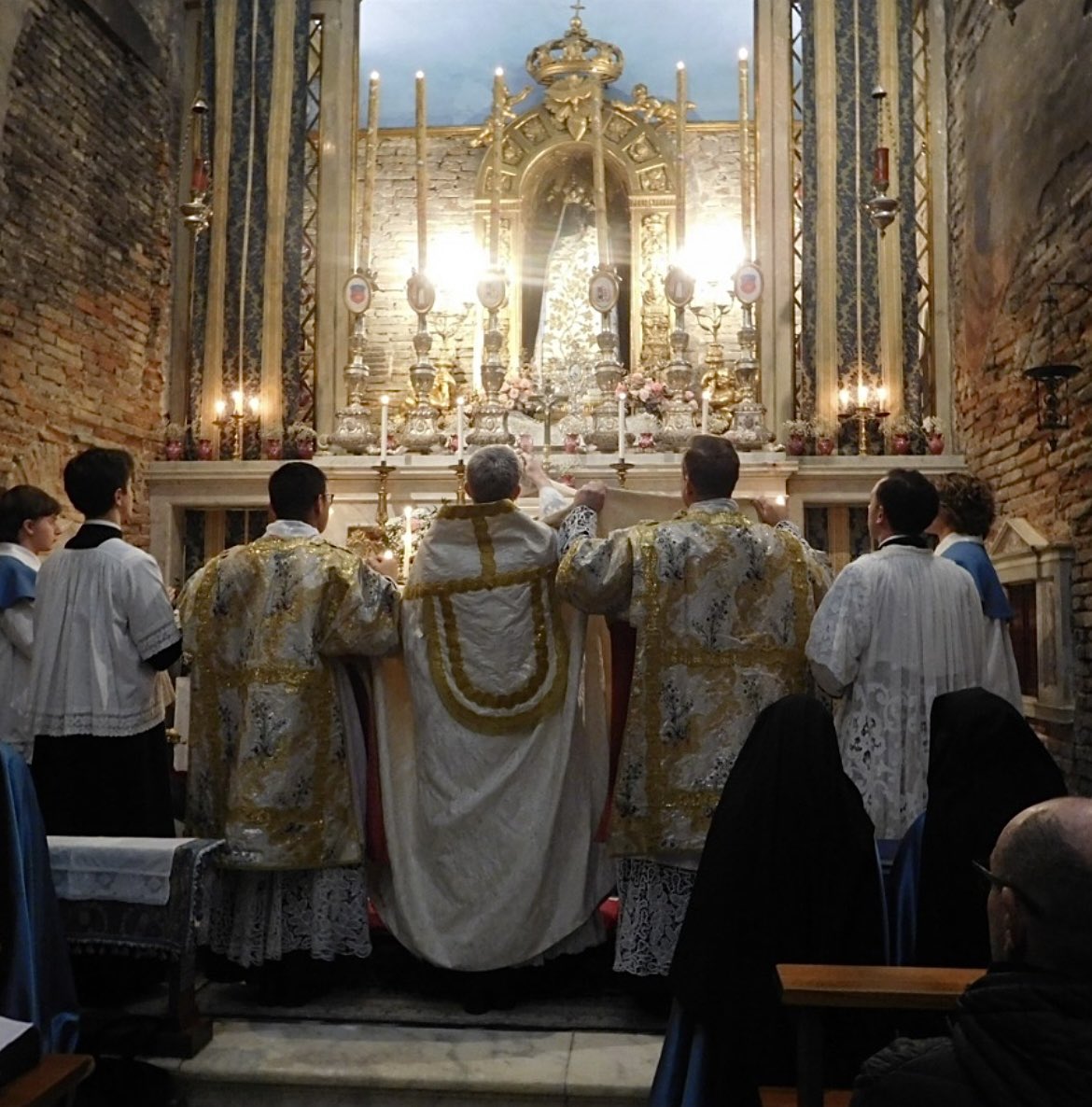 Pray The Rosary tweet media