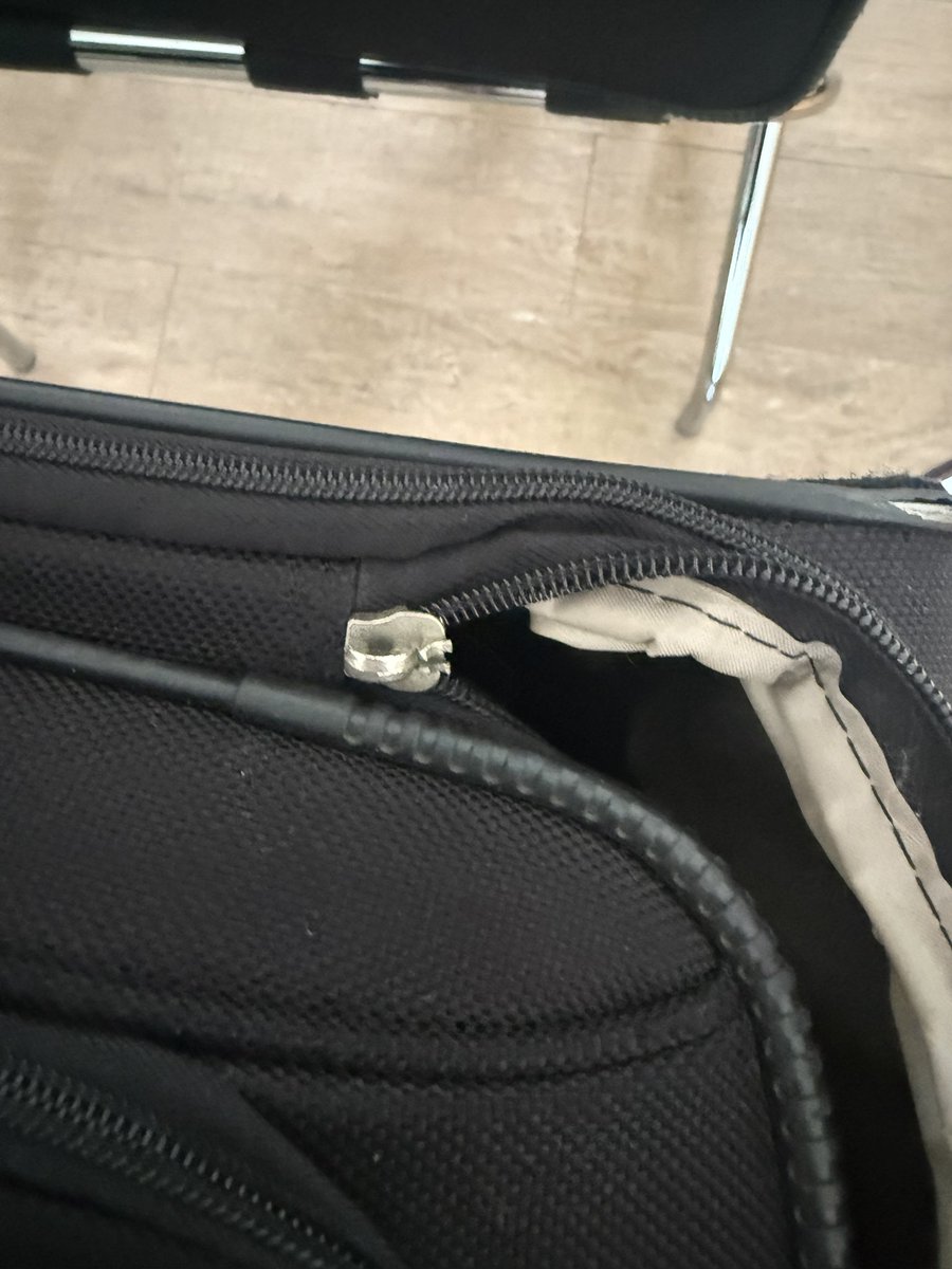 dfaita's tweet photo. @BoABolivia Ayer, en el vuelo de Ezeiza a Santa Cruz, abrieron mi valija cortando el cierre sin necesidad, pese a que tenía candado TSA. Además de dañarlo, dejaron el cierre falseado y ahora la valija no se puede cerrar. Solicito una solución urgente. https://t.co/jkQnQspJNj