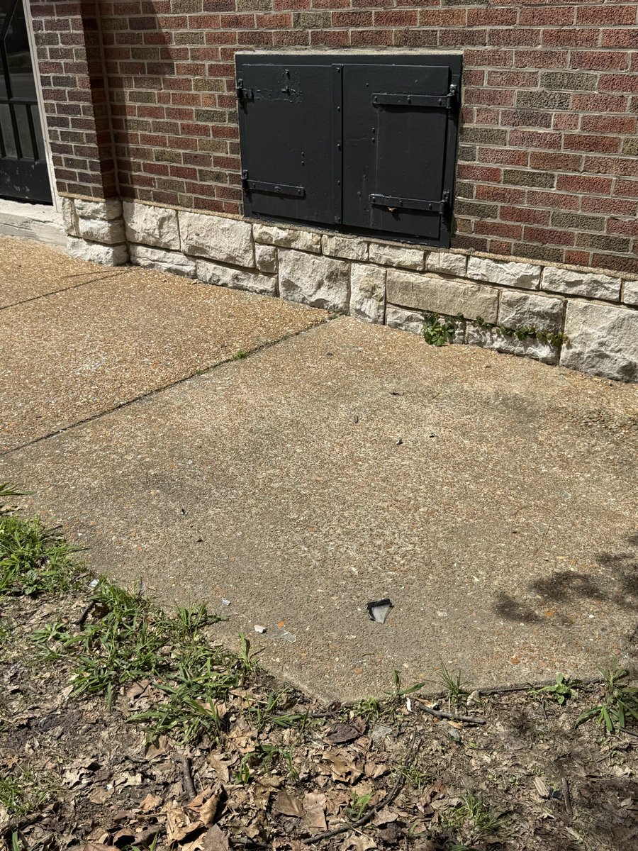 danielpate_com's tweet photo. @stlcsb hey. This is maybe an emergency. 2301 S Spring. I think the apartment is unoccupied. There is still sharp glass that is able to injure someone. The main window fell and glass is on the sidewalk. https://t.co/Bg8Xk8KOYP