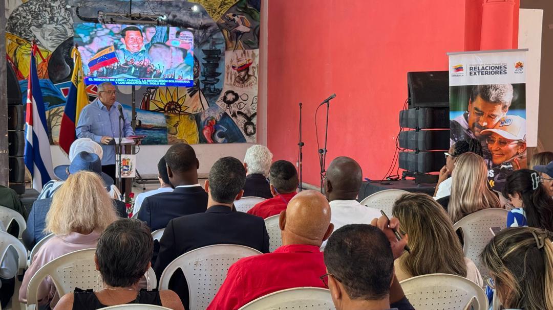 #Entérate | Conmemoran en La Habana el 24.° aniversario del rescate del Comandante Hugo Chávez

El embajador Orlando Maneiro recordó la concepción estratégica, política e ideológica del proyecto revolucionario del Comandante Chávez.

mppre.gob.ve/publicacion/71…