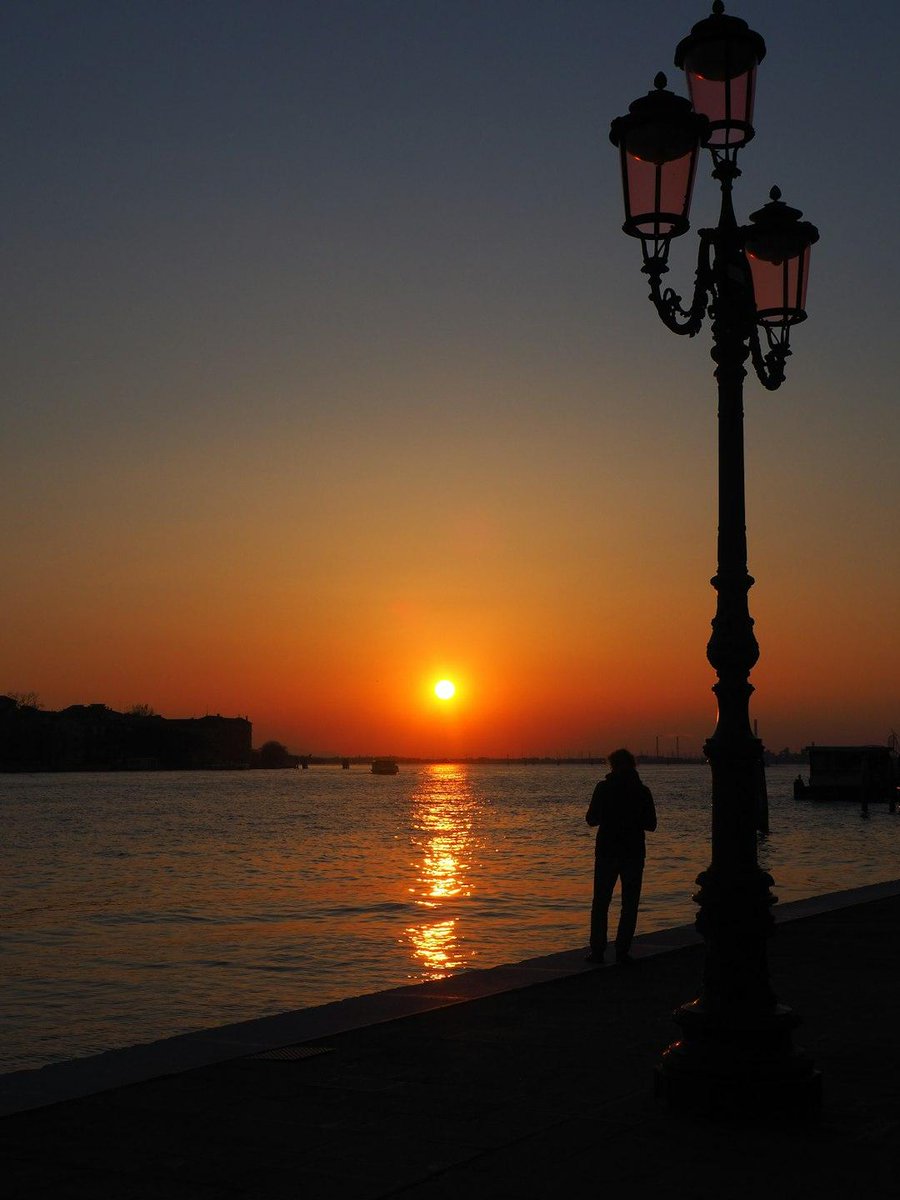 _Sun_Bot_'s tweet photo. #Sun #Sunset #Soleil https://t.co/sQQGdAfkPs