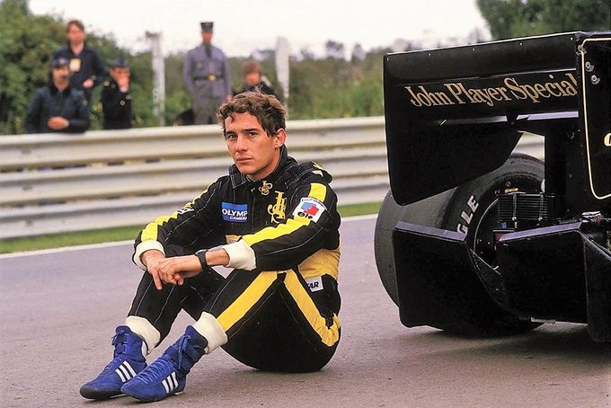 adrian__klec's tweet photo. 🇧🇷 Ayrton Senna 21 kwietnia 1985 roku świętował odniesienie pierwszego zwycięstwa w Formule 1

To był początek drogi jednej z legend motorsportu do trzech tytułów mistrzowskich 🔥

#F1PL #ElevenF1 #KontraMoto https://t.co/Uq3BR4epPh