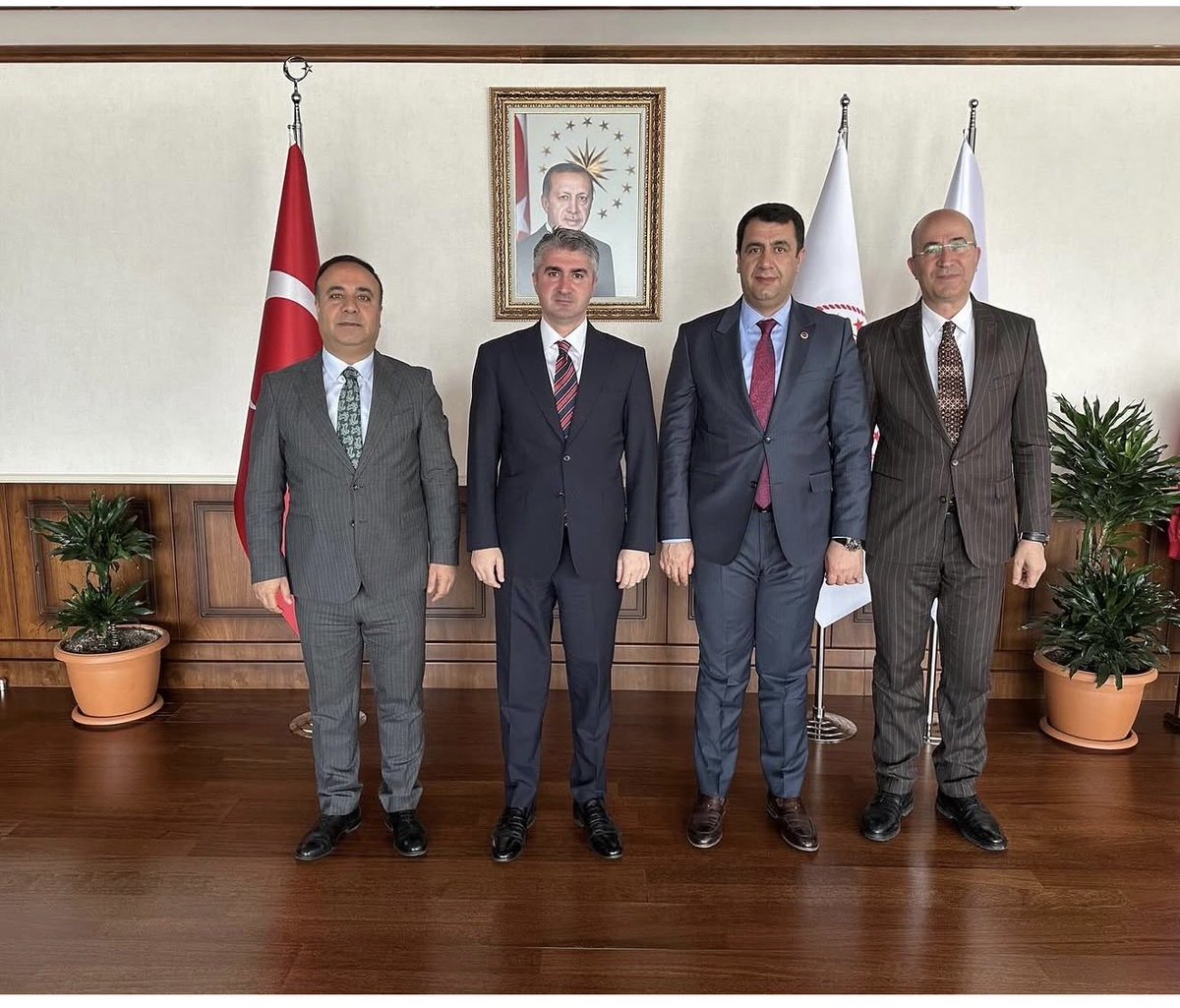 sakar_fahri's tweet photo. Esendere Belediye Başkanımız Sn Dırbaz Büyüksu ve Büyükçiftlik Belediye Başkanımız Sn Çayan Çiçek ile birlikte Aile Sosyal Hizmetler Bakan yardımcımız Sn Zafer Tarıkdaroğlu’nu ziyaret ettik.
Kabullerinden dolayı sayın Bakanımıza teşekkür ederiz. https://t.co/wIvBCW0Ev5