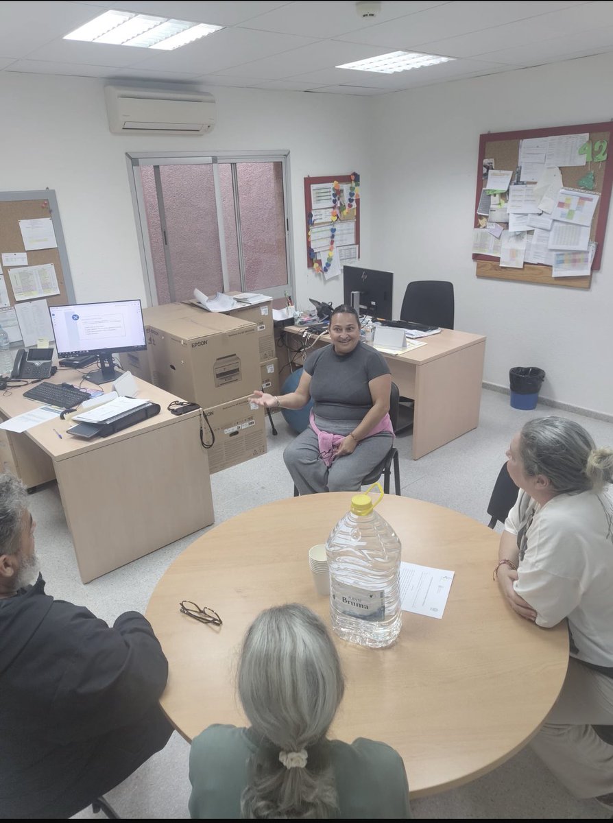 escuelapCAN's tweet photo. Comienza en el CS de Jinamar el primer taller de @SanidadGobCan sobre Dolor Crónico No Oncológico (DCNO) a cargo de nuestra paciente Sandra y nuestro compañero Juan Carlos López 
Es una iniciativa para ayudar a autogestionar la calidad de vida ! 
#entreigualesmejor https://t.co/FcZLgi6Fn2