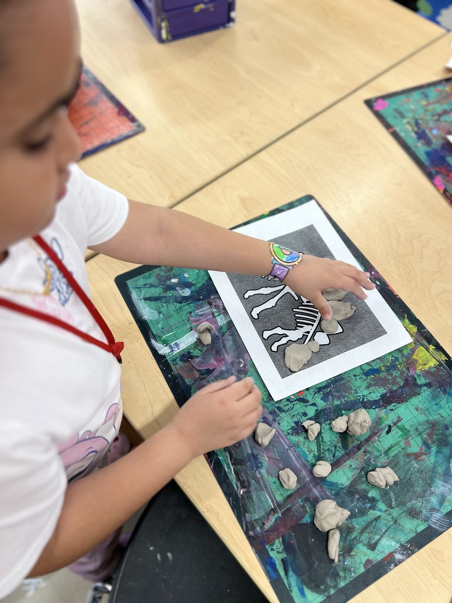 CreativeColts's tweet photo. Our hands are getting dirty like Paleontologist while discovering dinosaur bones in 1st grade art class! @CatawbaTrail https://t.co/VUzDKm7Fwq
