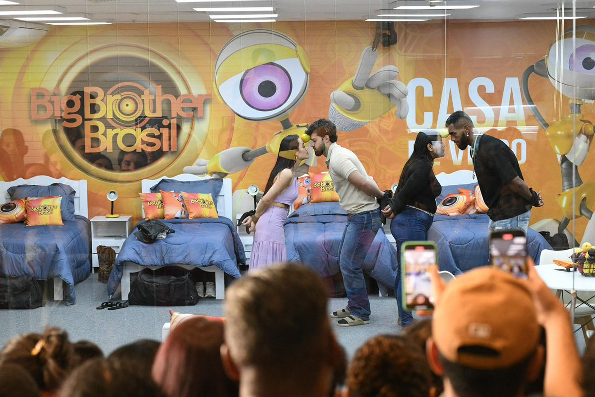 CNBSHOPPING's tweet photo. Hoje o #BBB26 chega ao fim, mas o evento que realmente PAROU Brasília foi a Casa de Vidro aqui no Conjunto! 💥

Revivendo essa energia hoje pra acompanhar a grande final. Quem leva o prêmio pra casa hoje? 🏆✨

#BBB26 #CasaDeVidro #ConjuntoNacional #RedeBBB https://t.co/vaplTHZNMI