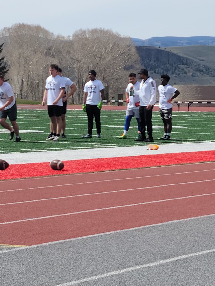 JahaadWashingon's tweet photo. Big thanks to @MountaineerFB and coaches @JGonzo_24 and Jeff Williamson for a great camp! Competed hard and gained great knowledge. Also a huge thanks to @AustinEkeler for the amazing details while working with me! #classof2027 #westerncolorado
40 yard: 4.65
Vertical: 31 https://t.co/EBKH4inGRZ