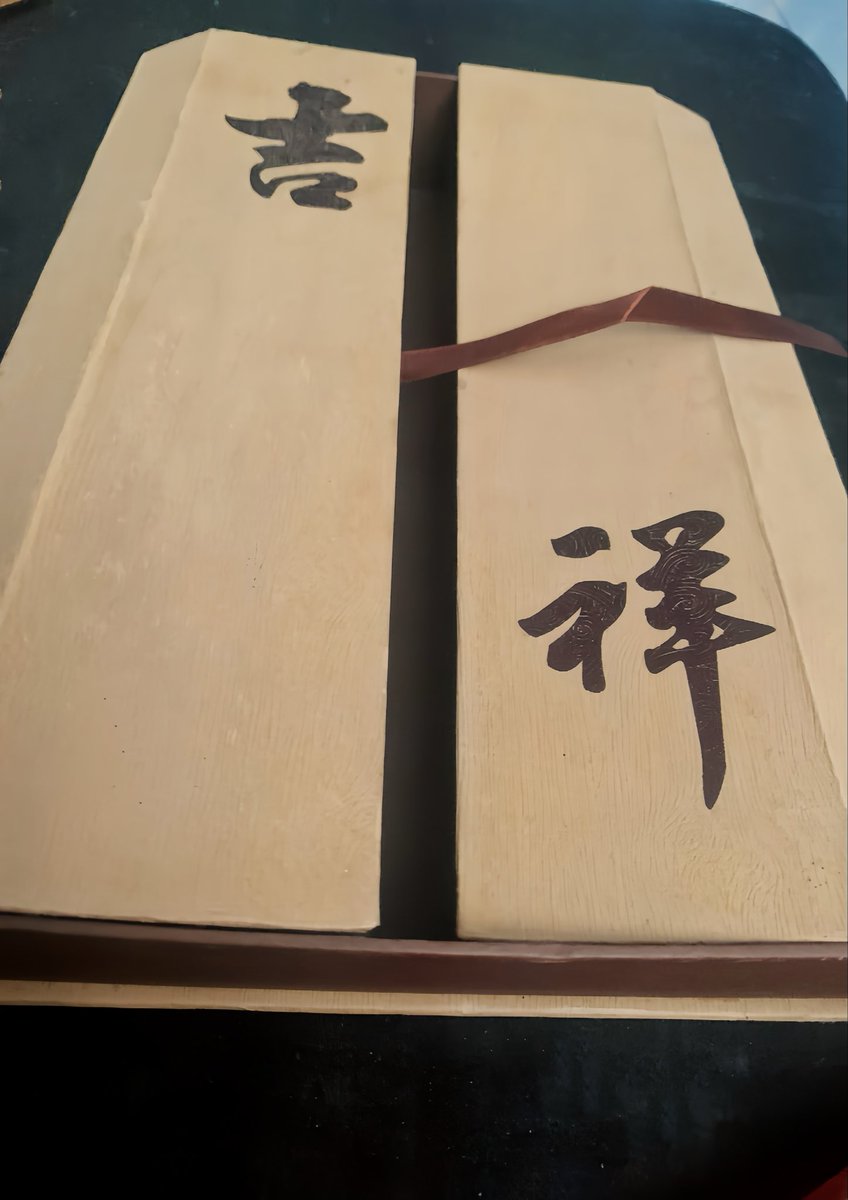 cambio_pos's tweet image. Mi caja compañera japonesa o Tomobako. Es de madera y mantiene nítidos los documentos ✈️#viajar