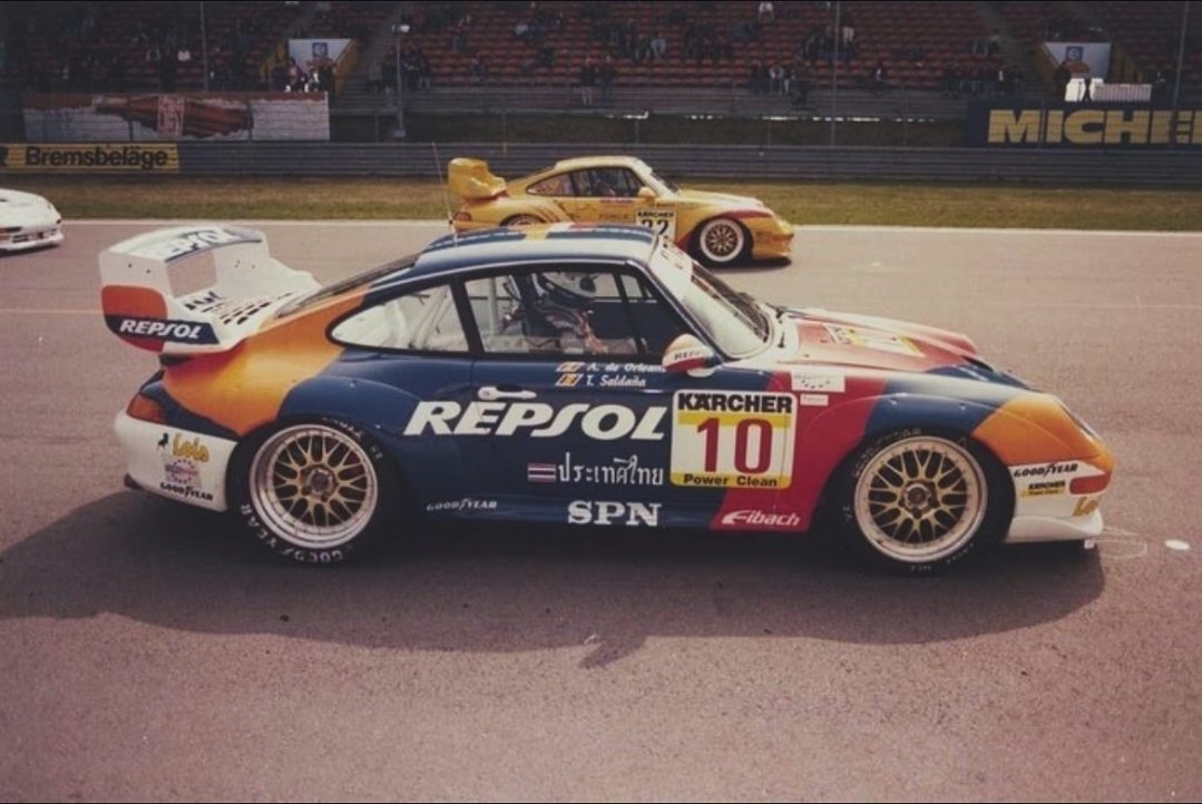 evo__master's tweet photo. De otro mundo este chasis 993 GT2 KREMER.. Una montura pilotada principalmente por Tomás Saldaña y Alfonso de Orleans entre las temporadas 95 y 97. Aunque durante el primer año Ángel De Castro también compartió cabina con los dos nombres ya mencionados. 

El chasis también estuvo presente en Le Mans 95 y cerraría su etapa corriendo en el campeonato FIA GT del 97. De esto voy a hablar en profundidad pronto.