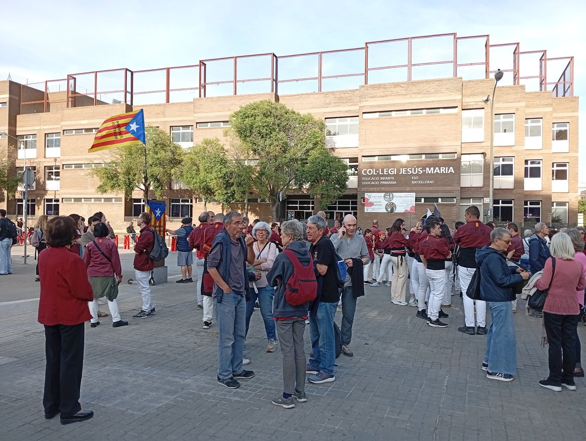 OmniumNouBarris's tweet image. Esperant la flama d la @Correllengua_ Meridiana amb Fabra i Puig #noubarris