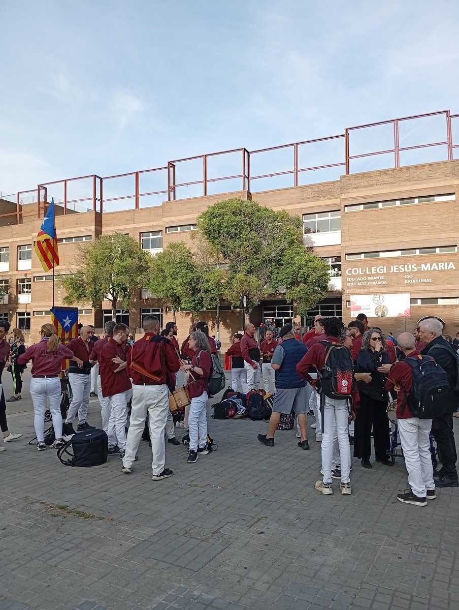 OmniumNouBarris's tweet image. Esperant la flama d la @Correllengua_ Meridiana amb Fabra i Puig #noubarris