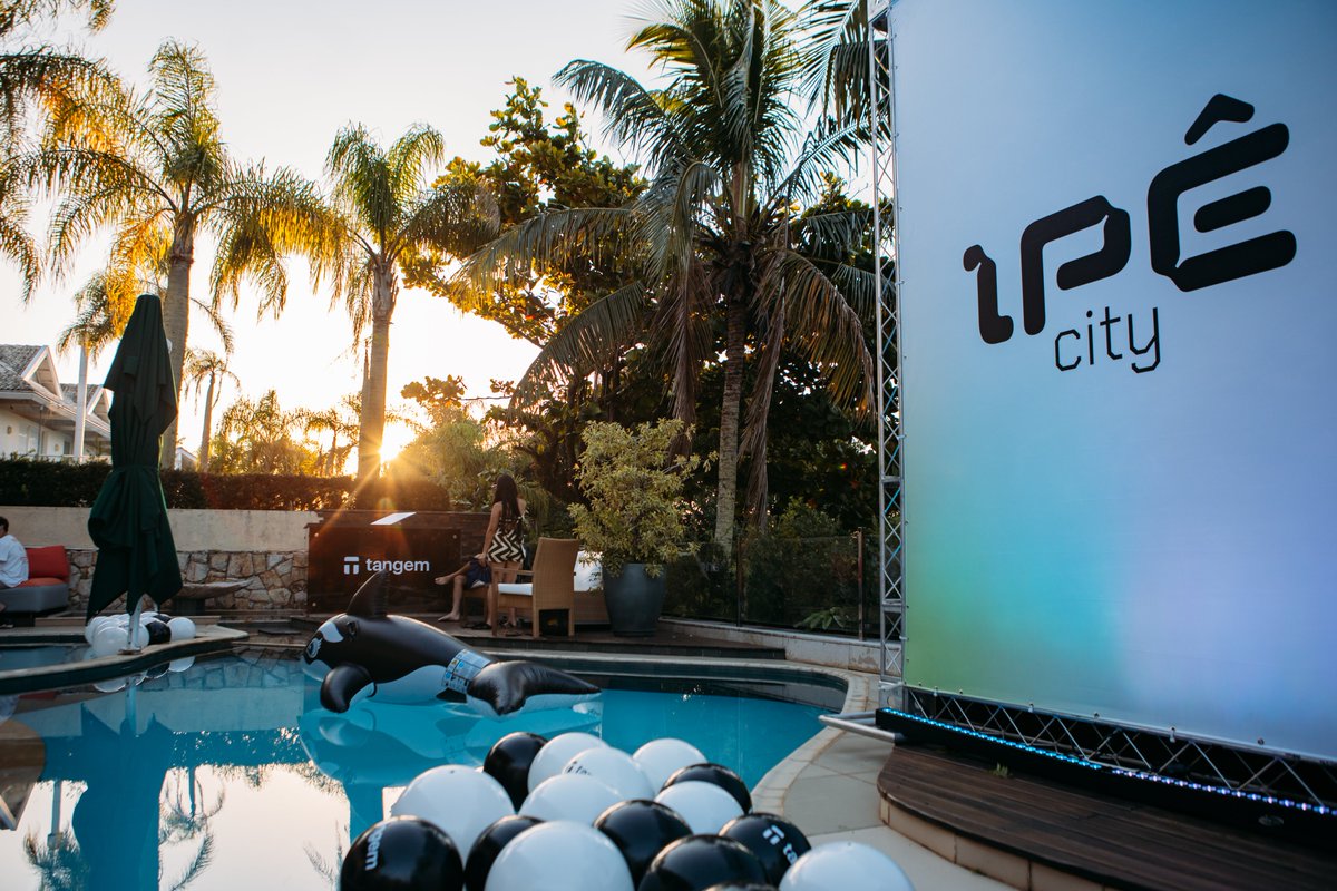 ipecity's tweet photo. Last Friday, @Tangem (@matheus_slivak) lit up Ipê City with a high-energy pool party at a beachfront mansion.

Music, sunset, drinks, food, and great connections! That’s what crypto freedom feels like 😎

Huge shoutout to @mavitdesign for designing all our digital + print materials!

(More pics on the next tweets)