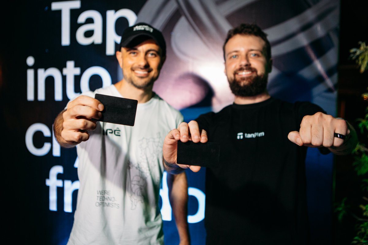 ipecity's tweet photo. Last Friday, @Tangem (@matheus_slivak) lit up Ipê City with a high-energy pool party at a beachfront mansion.

Music, sunset, drinks, food, and great connections! That’s what crypto freedom feels like 😎

Huge shoutout to @mavitdesign for designing all our digital + print materials!

(More pics on the next tweets)