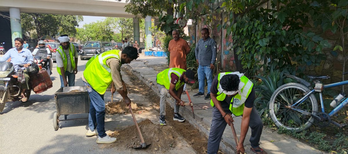 sunitaramniwas's tweet image. द्वारका सेक्टर 8 स्थित SPG रोड पर बारिश से पहले साफ-सफाई सुनिश्चित कराकर जलभराव जैसी समस्याओं से बचाव के लिए कदम उठाए गए।
जनसेवा और समय पर तैयारी ही बेहतर व्यवस्था की पहचान है।

#Dwarka
#DelhiDevelopment
#SwachhBharat
#GroundWork
#RainPreparedness