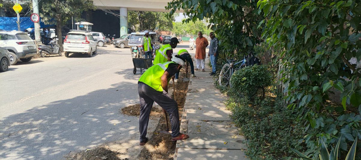 sunitaramniwas's tweet image. द्वारका सेक्टर 8 स्थित SPG रोड पर बारिश से पहले साफ-सफाई सुनिश्चित कराकर जलभराव जैसी समस्याओं से बचाव के लिए कदम उठाए गए।
जनसेवा और समय पर तैयारी ही बेहतर व्यवस्था की पहचान है।

#Dwarka
#DelhiDevelopment
#SwachhBharat
#GroundWork
#RainPreparedness