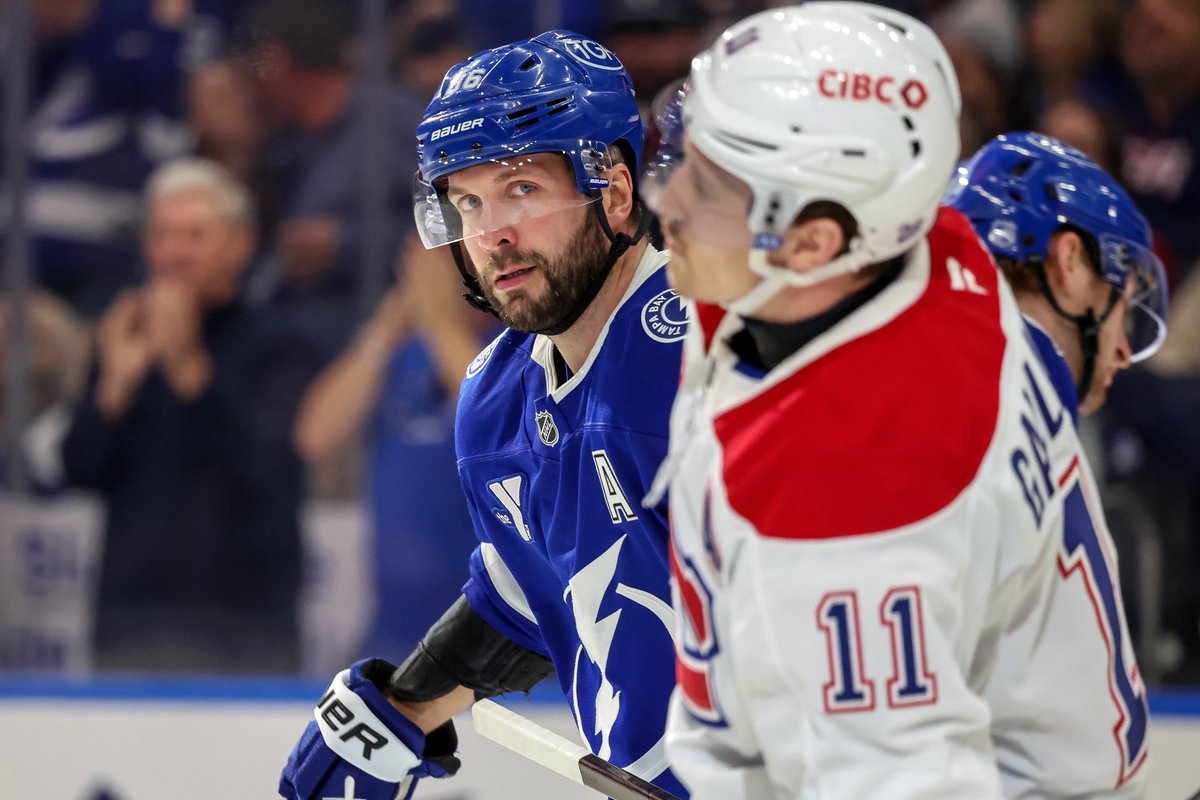 957WDAE's tweet image. 🚨 WE’RE LIVE at 2 PM🚨

The Drive with @TKras is coming to you from Benchmark International Arena from 2–5:30 PM ahead of Game 2 of the Stanley Cup Playoffs! 🏒⚡

Joining the show:
🎙️ @jayRecher  
🎙️ @Gabby_Shirley_  
👀 Special appearance from a #RaysUp player  
🏒