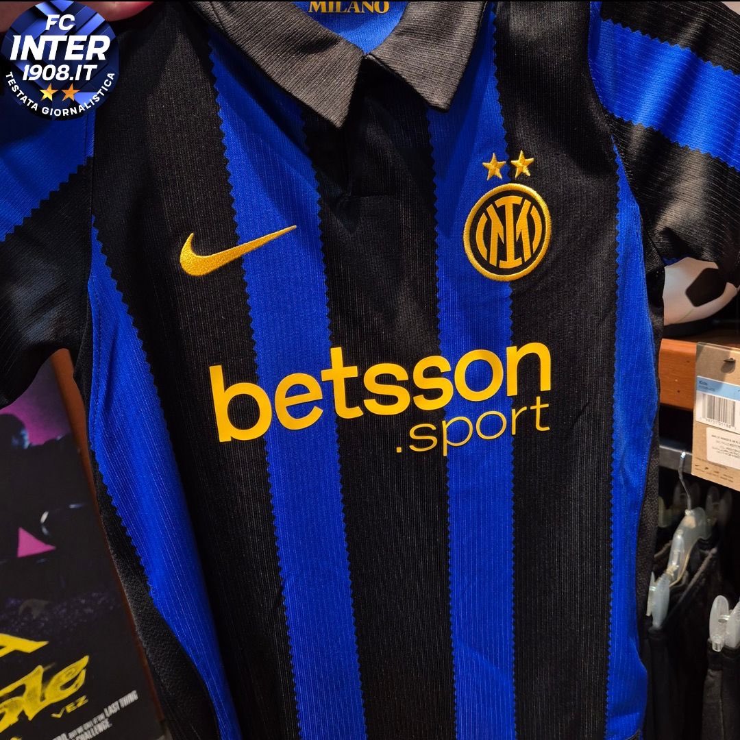 Inter_Xtra's tweet image. 🚨 A close-up look at #Inter’s leaked home kit for the 2026-27 season, with the sponsor &amp;amp; badge being in “University Gold”, slightly more yellow than initially leaked.

Is this #Inter’s best kit in recent years? 😮‍💨

[via @marifcinter]